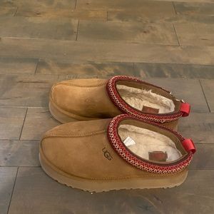UGG Women's Tazz Slipper Size 8 - slight damage